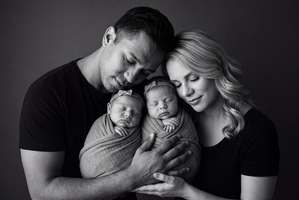Schwangere im Fensterlicht – Fine-Art Babybauchfotografie Augsburg