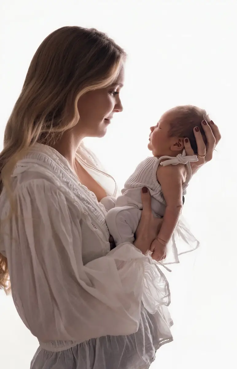 Michael Stief beim sicheren, stressfreien Newborn Shooting im Augsburger Atelier