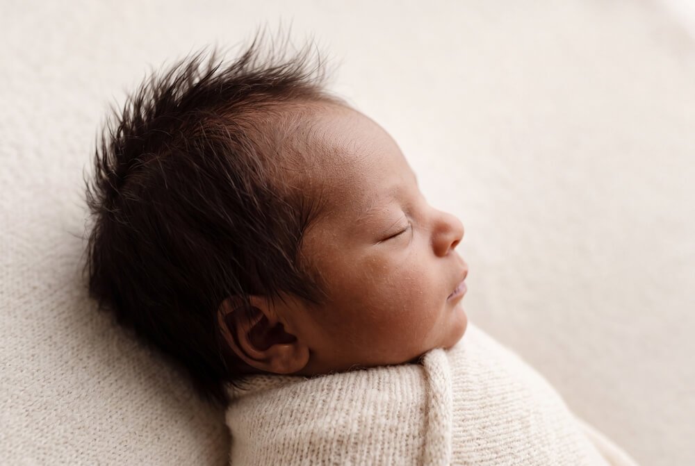 Schlafendes Neugeborenes beim Newborn Shooting