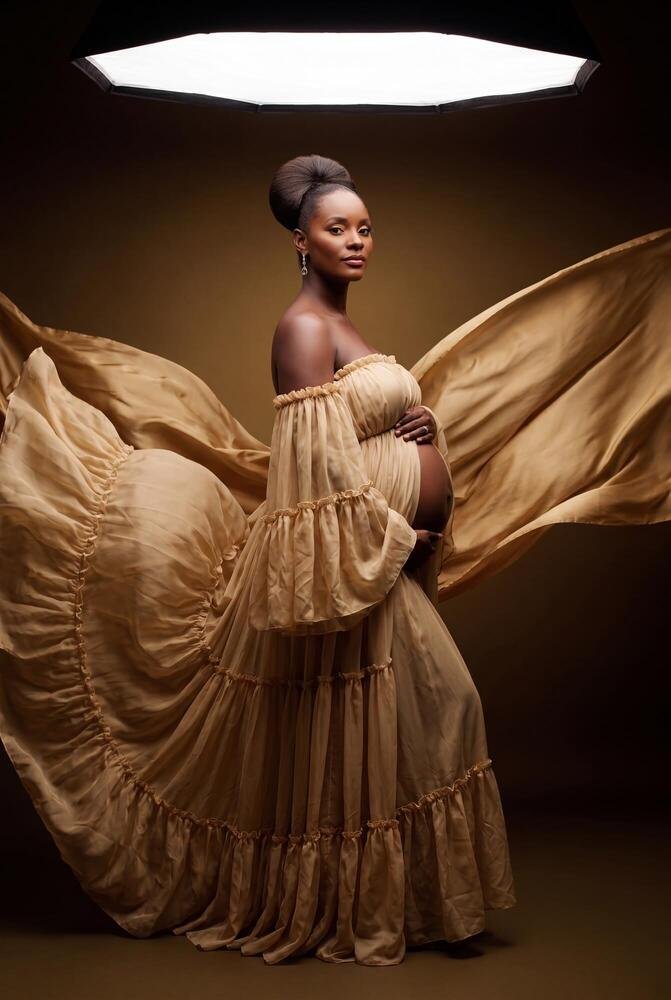 Couture & Light – glamouröses Fashion-Editorial Babybauch Bildstil Augsburg