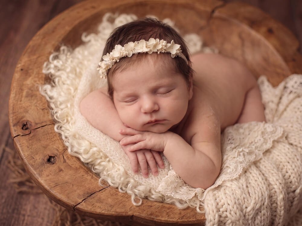 Sicherheit und perfektes Handling beim Newborn Shooting in Augsburg