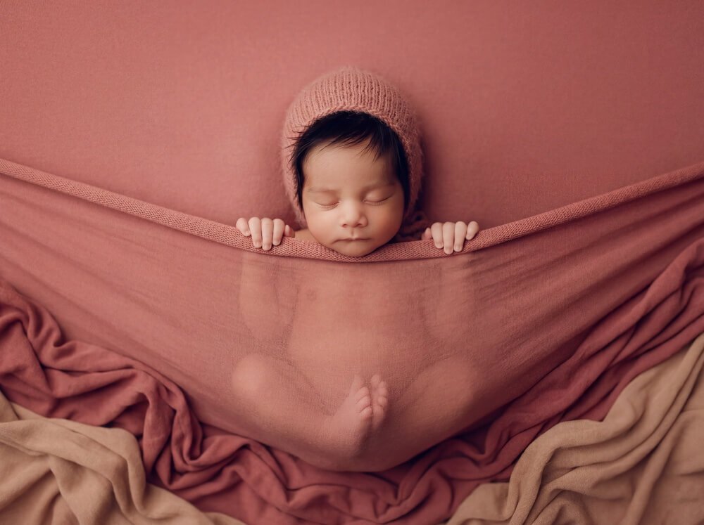 Sicher Posing beim Newbornshooting in Augsburg