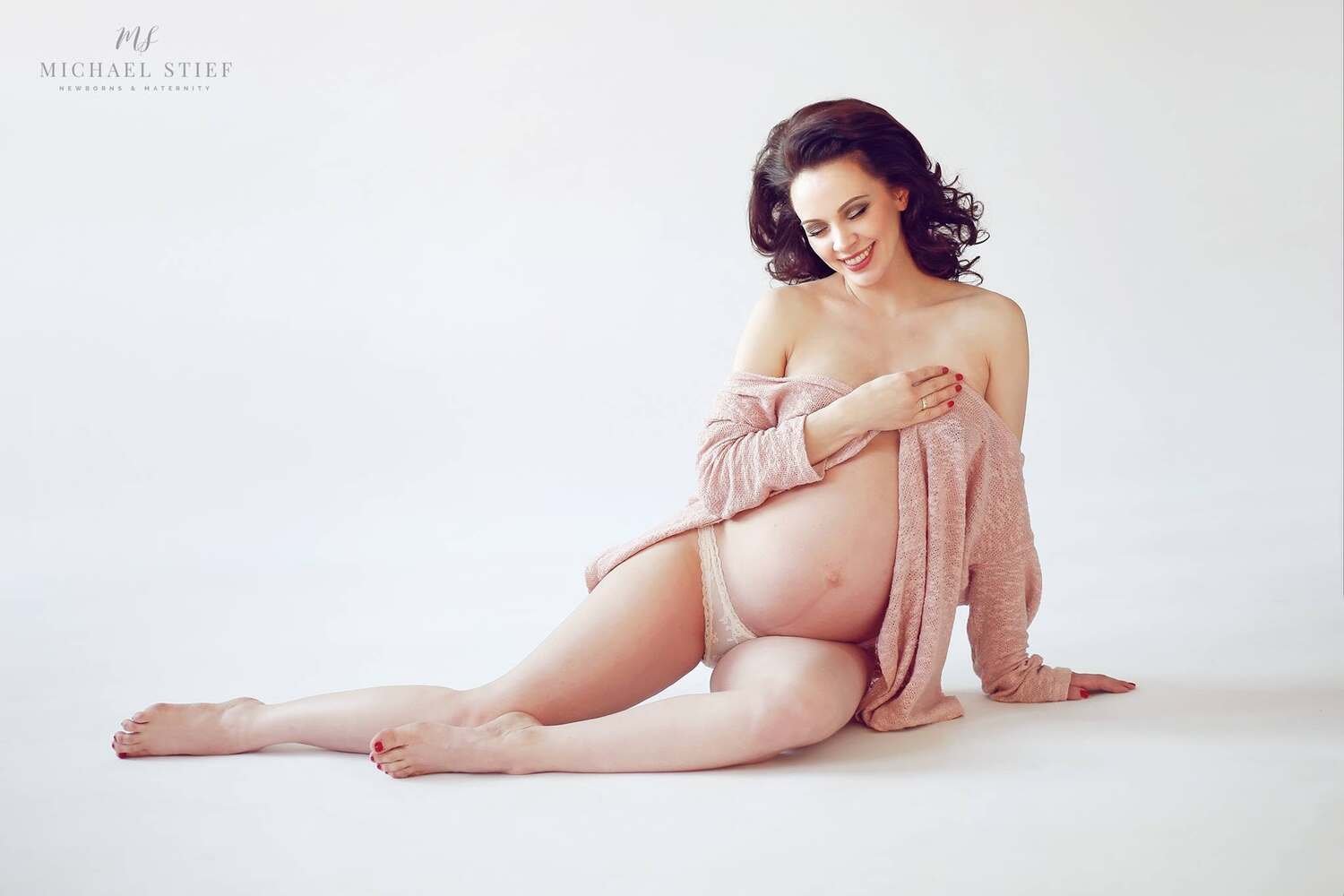 Schön runder Babybauch im idealen Zeitpunkt zwischen der 28. und 34. Schwangerschaftswoche im Petit Amour Studio Augsburg