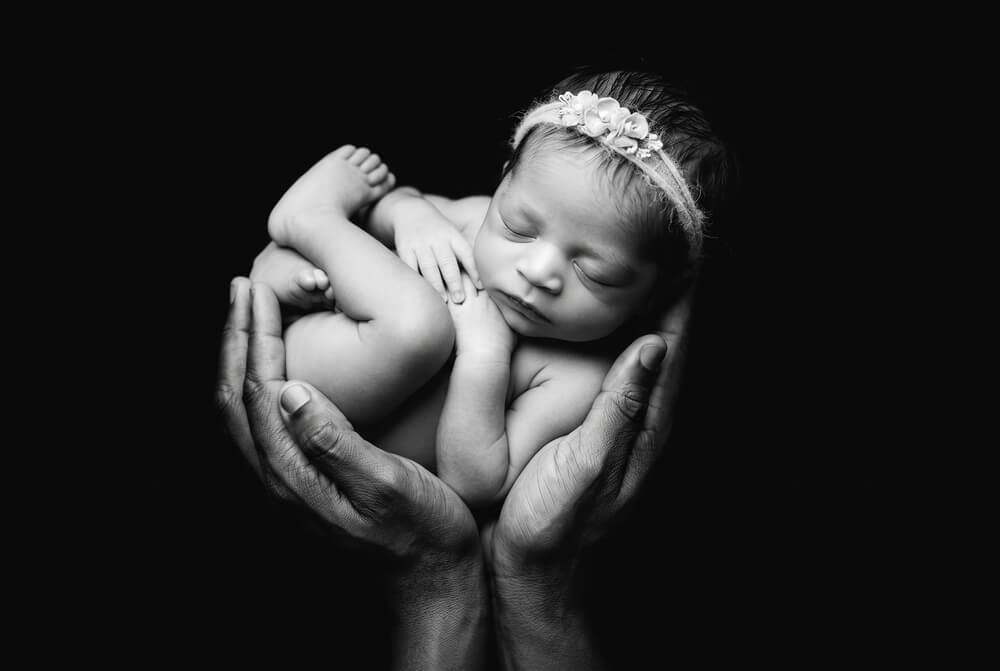 Sicheres Posing beim Newborn Shooting – Augsburg