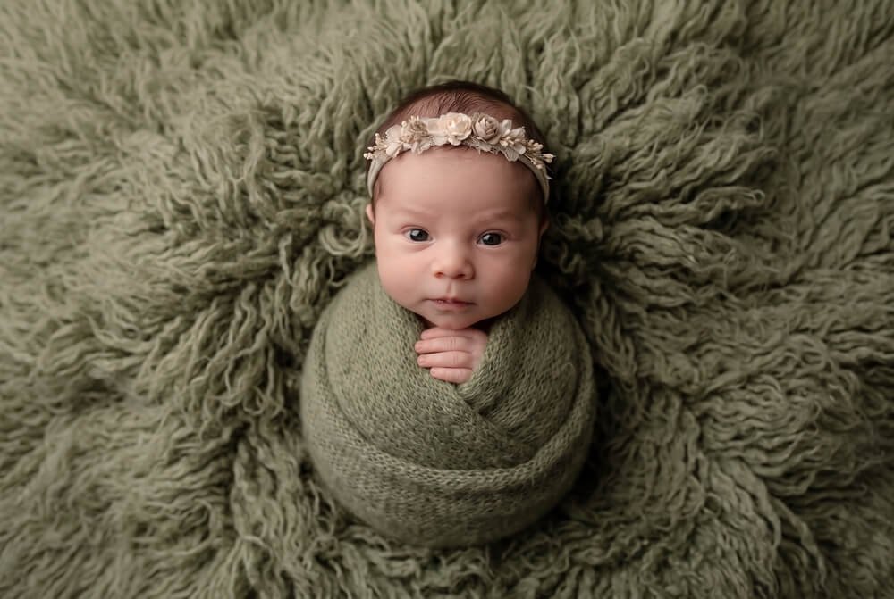 Liebevolles Neugeborenen-Fotoshooting im Petit Amour Studio Augsburg mit geschultem Sicherheitskonzept und natürlichem Licht